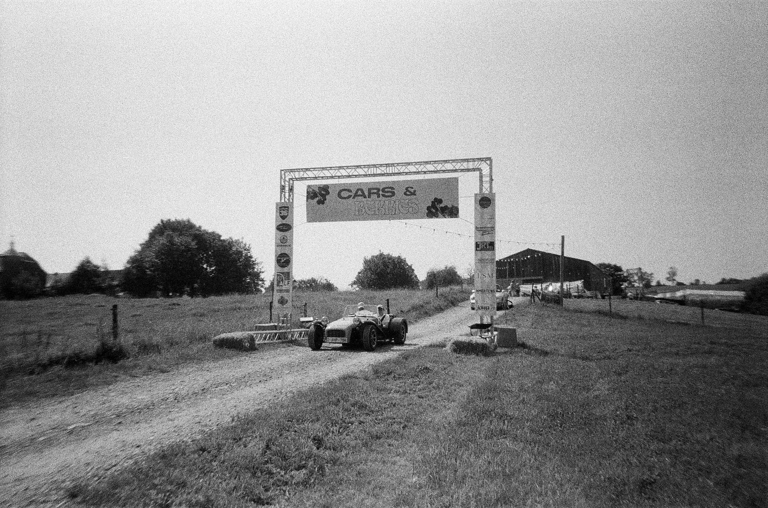 Cars and Berries — portail sur le parcours (N&B)