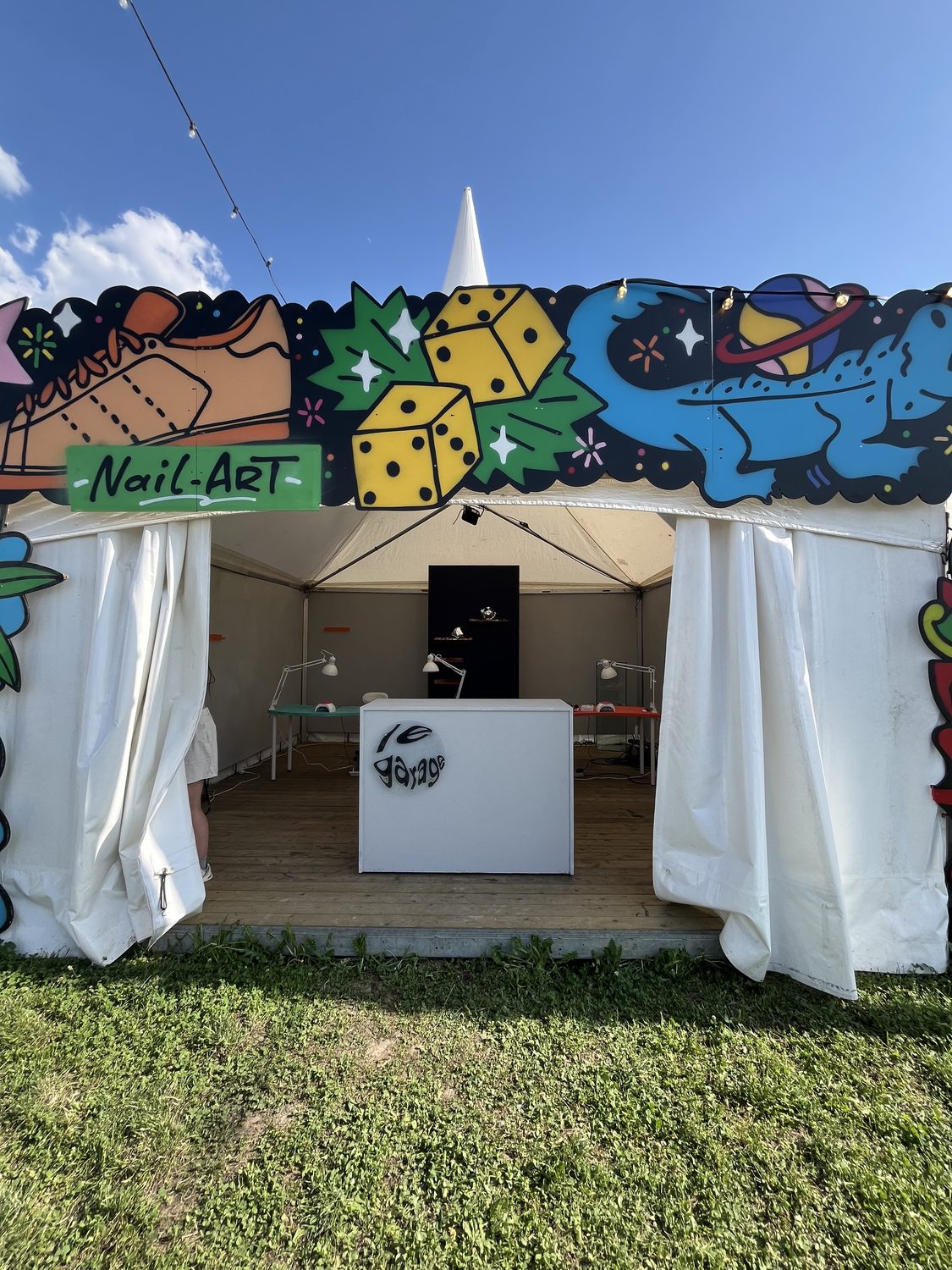 Le Garage — façade du stand