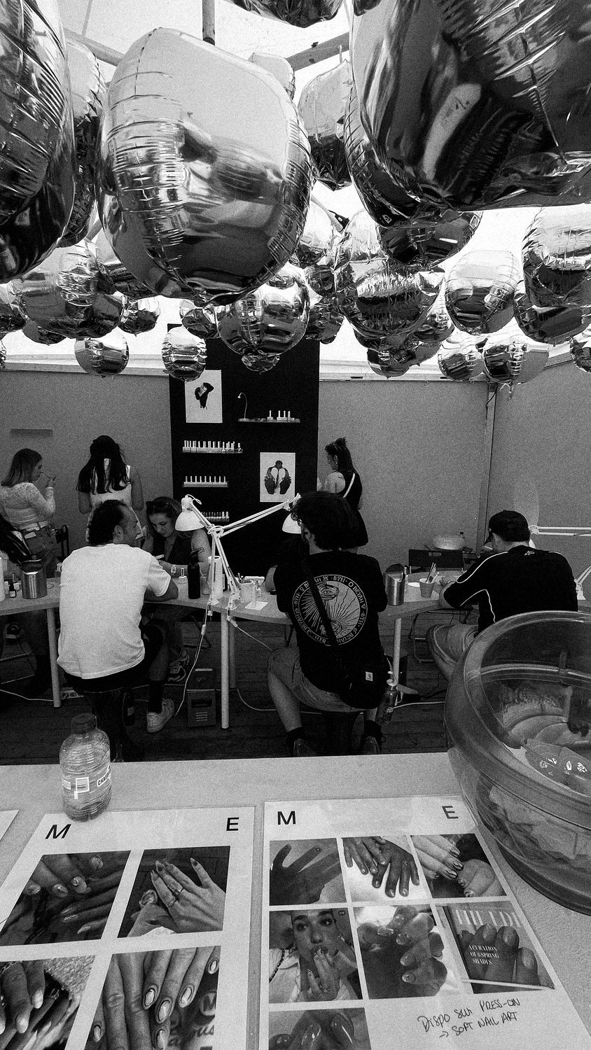 Le Garage — stand et installation (argentique N&B)