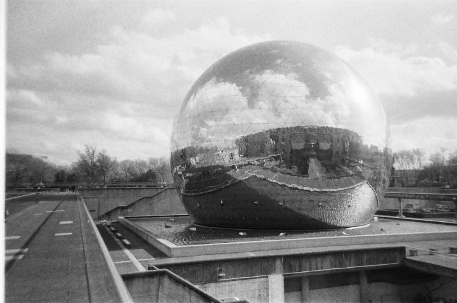 La Géode, sphère miroir