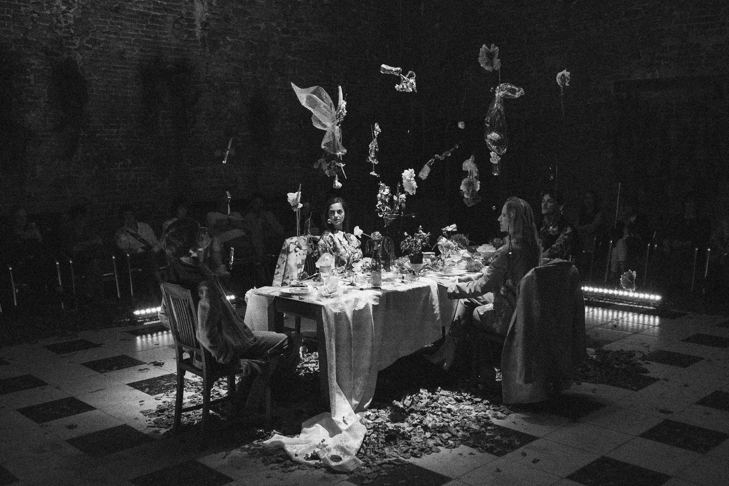 Défilé Raffalien — table-banquet florale (argentique N&B)